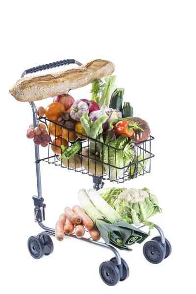 Plný košík s potravinami. Izolované na bílém pozadí. — Stock fotografie