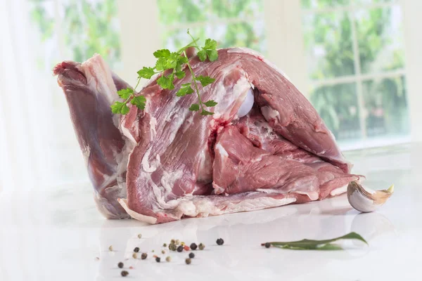 Spalla di agnello isolata su sfondo bianco . — Foto Stock