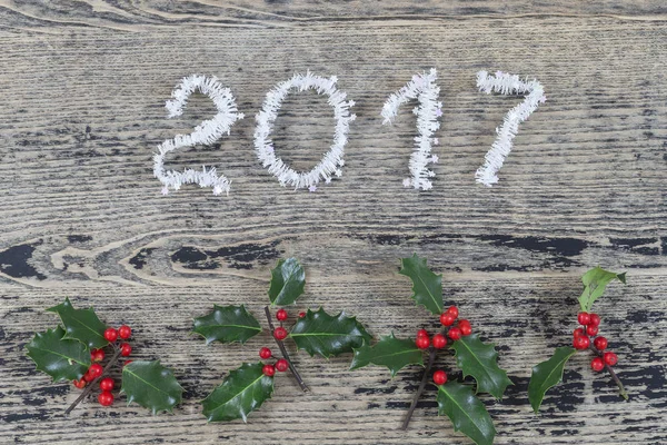Έτος 2017 λευκό πούλιες σε παλιό ζωγραφισμένο ξύλινο φόντο με χριστουγεννιάτικα... — Φωτογραφία Αρχείου