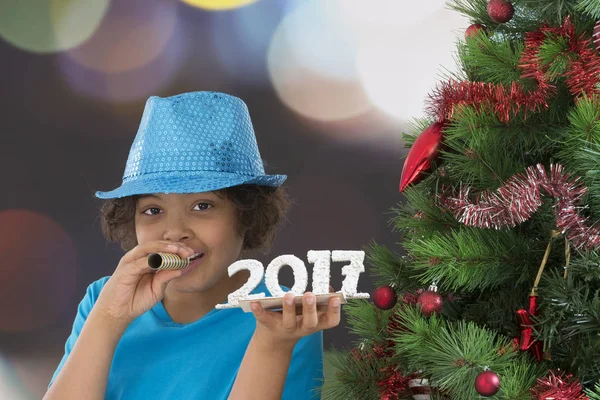 Ευτυχισμένο παιδί φίλος στο κόμμα κρατήστε 2017 ανατίναξη κέρατο νέο έτος έννοια ξύλινοι αριθμοί. — Φωτογραφία Αρχείου
