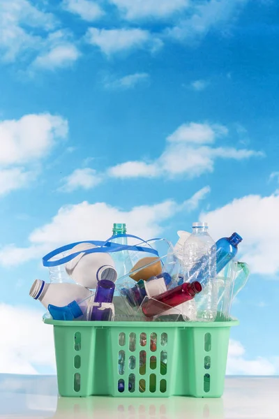 Box filled with clear plastic containers — Stock Photo, Image