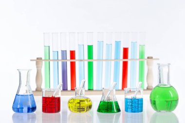 Çeşitli laboratuvar şişeler 