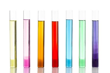 Renkli sıvılarla laboratuvar test tüpleri.