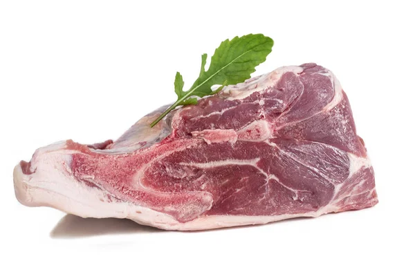 Pezzo di carne cruda su un bianco con erbe fresche — Foto Stock