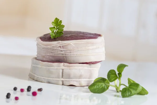 Tournedos : une petite coupe ronde et épaisse d'un filet de boeuf blanc — Photo