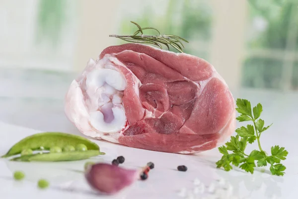 Jarret de viande d'agneau biologique non cuit dans la cuisine — Photo