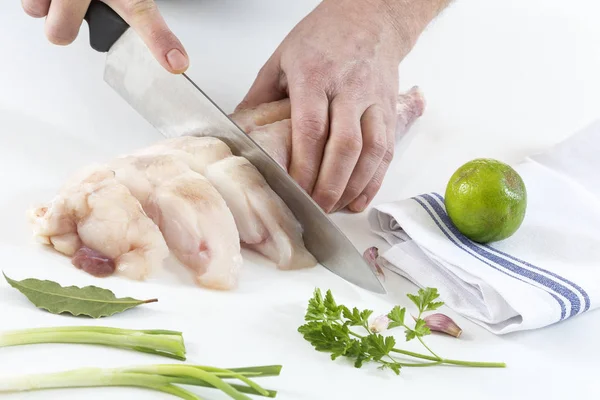 Hände schneiden Seeteufelscheiben — Stockfoto