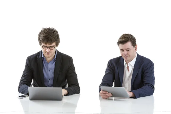 Dois jovens empresários que criam uma empresa em conjunto . — Fotografia de Stock