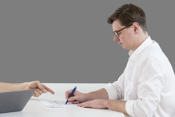 Close-up van mannenhand wijzen waar te ondertekenen een contract, wettelijke documenten of aanvraagformulier. — Stockfoto