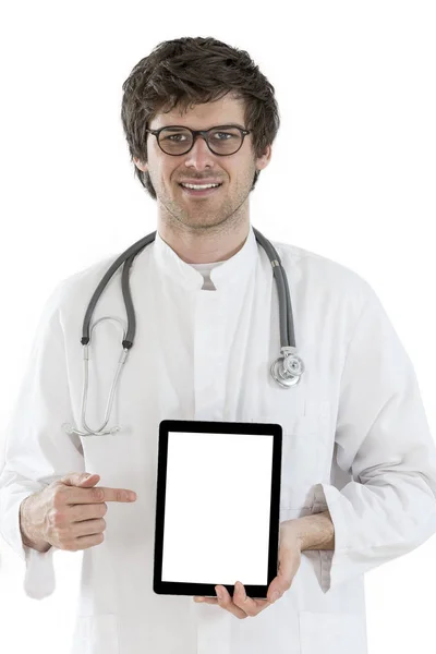 Счастливый молодой доктор держит чистый цифровой планшет на белом фоне — стоковое фото