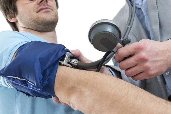 Nahaufnahme eines Arztes, der den Blutdruck eines Patienten überprüft — Stockfoto
