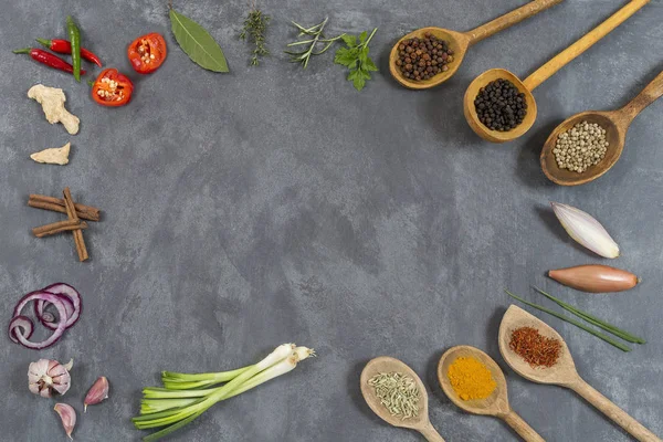 Papan tulis dengan sayuran, herbal dan koleksi rempah-rempah — Stok Foto