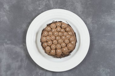 Üç beyaz tabak üstten görünüm üzerinde köpük krema ile çikolatalı kek un