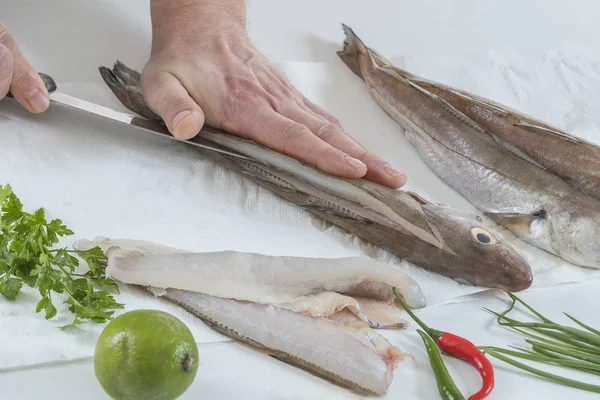 Fresco crudo essendo filettatura per ricetta su sfondo bianco — Foto Stock