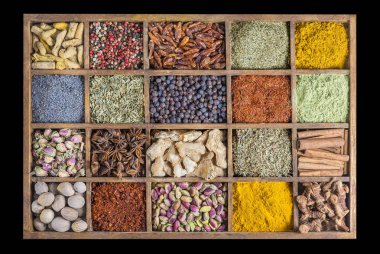 baharatlar ve otlar üzerinde ahşap kutu