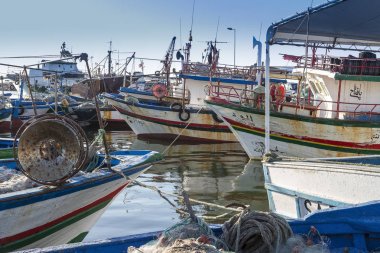 24 Mart 2017 Houm Souk, Tunus, güzel balıkçı teknesi büyük bir balık ağı içindeki. Bahar Kuzey Afrika'da