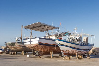 Yaşlı bir eski ahşap tekne Houmt Souk, Tunus, r estoration içinde gemi