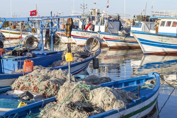 Marzo 24 2017 Houm Souk, Túnez, Hermoso barco de pesca con una gran red de pesca en ella.Norte de África en primavera — Foto de Stock