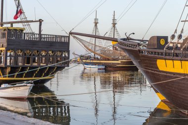 Korsan gemisi Akdeniz'de liman Houmt Souk geziler için,