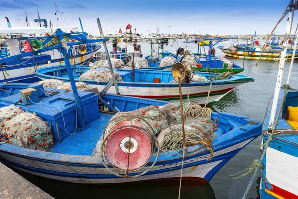 Hagyományos halászati rhoumt Souk, Marina, Tunézia, halászhajók, Djerba-sziget hajóval, — Stock Fotó
