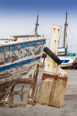 Yaşlı bir eski ahşap tekne Houmt Souk, Tunus, restorasyonu gemi