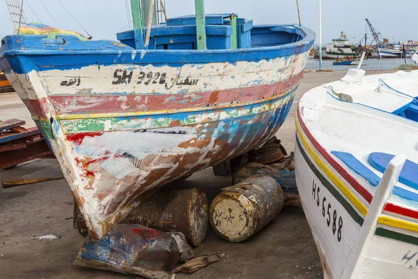 Stará loď v Houmt Souk, Tunisko, renovace starých dřevěných lodí — Stock fotografie