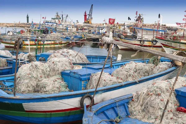 Marzo 24 2017 Houm Souk, Túnez, Hermoso barco de pesca con una gran red de pesca en ella.Norte de África en primavera — Foto de Stock
