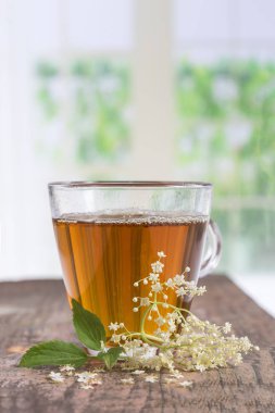 elderflower çay bir fincan taze bir delikanlı ile çiçekler ve yapraklar