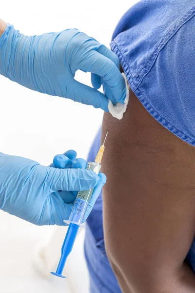 O médico ou enfermeiro segurando uma seringa dar uma injeção, em fundo branco — Fotografia de Stock