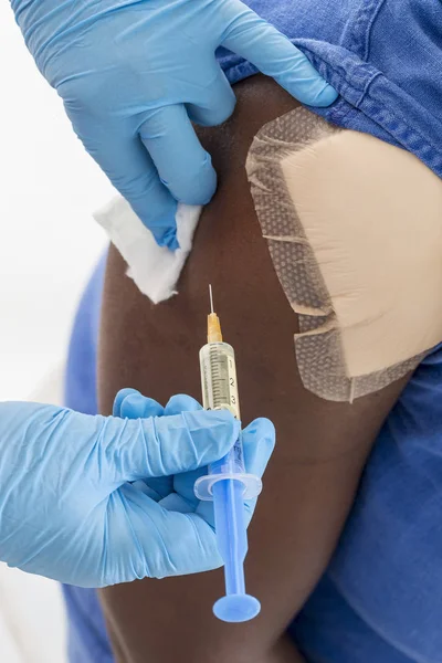 Arts of verpleegkundige houden een spuit geven een injectie, op witte achtergrond — Stockfoto