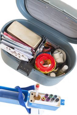 Hemşire onun ilk yardım çantası tıbbi araçlar organize ediyor. Yardım malzemeleri VIES