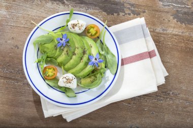tost ekmeği ile baharat ve mozzarellaon Bulaşık bezi ile hodan dekorasyon ahşap zemin üzerine dilimlenmiş avokado tabak