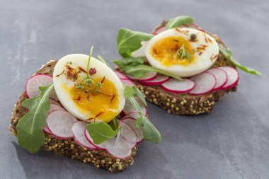 Roka, turp ve yumurta ile içten kepekli sandviç