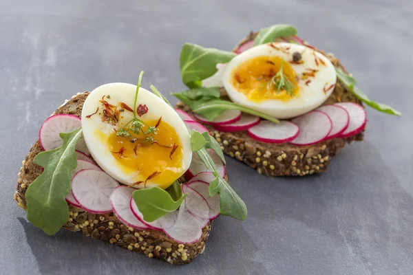 Roka, turp ve yumurta ile içten kepekli sandviç