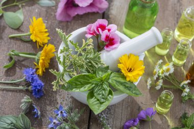 harç beyaz arka planda taze otlar ile aromaterapi tedavi için temel yağlar