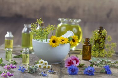 harç beyaz arka planda taze otlar ile aromaterapi tedavi için temel yağlar