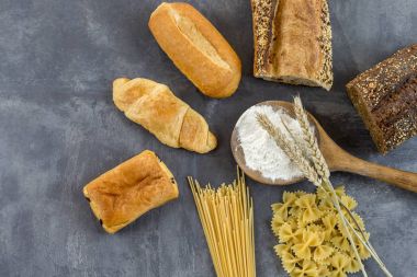 gıda ile gluten temel gri kayrak arka plan üzerinde beyaz ve tüm katta