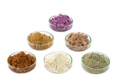 Antik Mineraller - kil için spa, güzellik kavramı kırpma beyaz arka plan üzerinde birkaç colorsclay toz ve çamur maskesi
