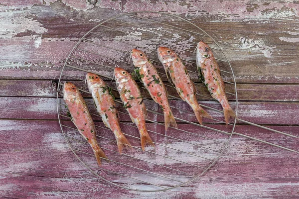 Багато червоної муляжної риби, готової до грилю на барбекю рожевий дерев'яний бульйон — стокове фото