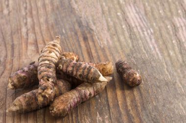 ahşap bir masa üzerinde elması. seçici odak