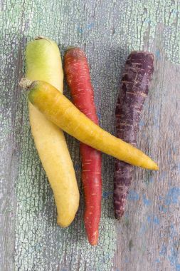 miras havuç çeşitleri bir rustik yeşil ahşap arka plan ile kompozisyon