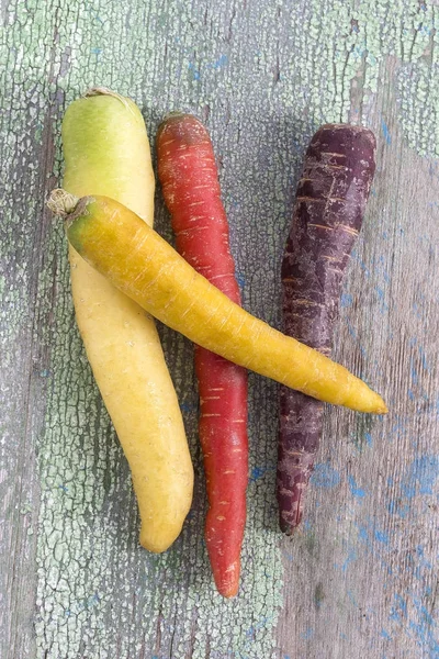 miras havuç çeşitleri bir rustik yeşil ahşap arka plan ile kompozisyon