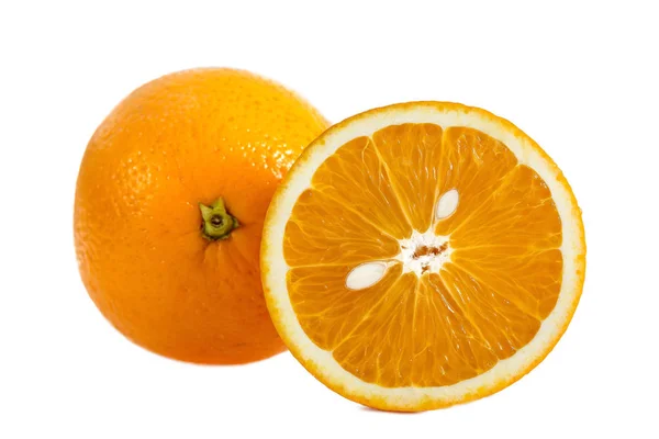 Nära upp hela orange frukt och skivad apelsin med kärnor som ser att en katt huvud på vit — Stockfoto