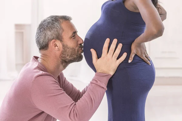 Wanita hamil berciuman dengan cinta dari suaminya, bagian perut rahim. Kehamilan adalah sekitar 8-9 bulan — Stok Foto
