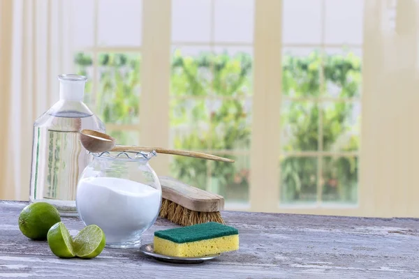 Eco-vriendelijke natuurlijke reinigingsmiddelen baking soda, citroen en doek op houten keuken tabelachtergrond, — Stockfoto