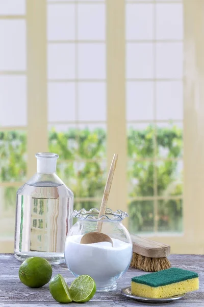 Limpiadores naturales ecológicos bicarbonato de sodio, limón y tela sobre fondo de cocina de mesa de madera , — Foto de Stock