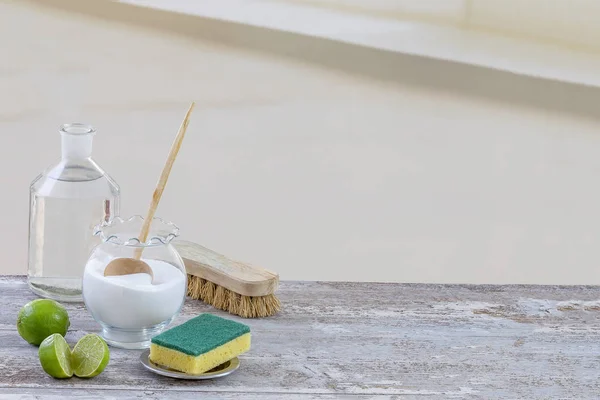 Umweltfreundliche natürliche Reiniger Backpulver, Zitrone und Tuch auf Holztischhintergrund, — Stockfoto