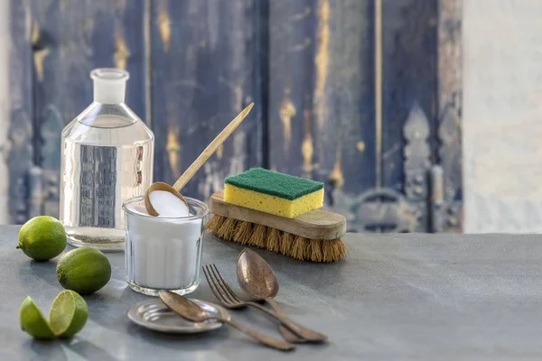 Eco-friendly pembersih alam baking soda, lemon dan kain di latar belakang dapur kayu , — Stok Foto