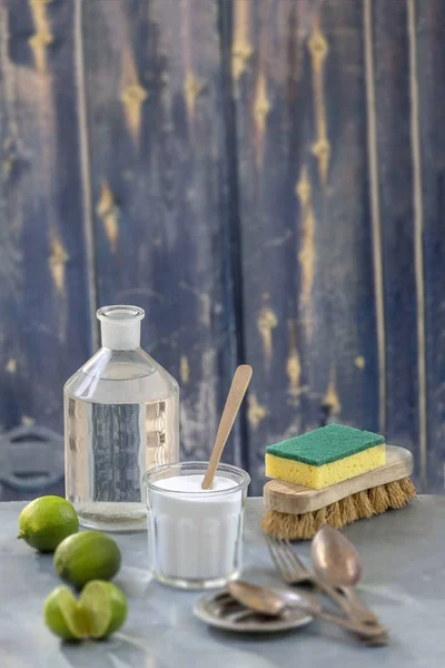 Eko šetrné přírodní čističe jedlá soda, citron a hadr na pozadí kuchyně dřevěný stůl, — Stock fotografie