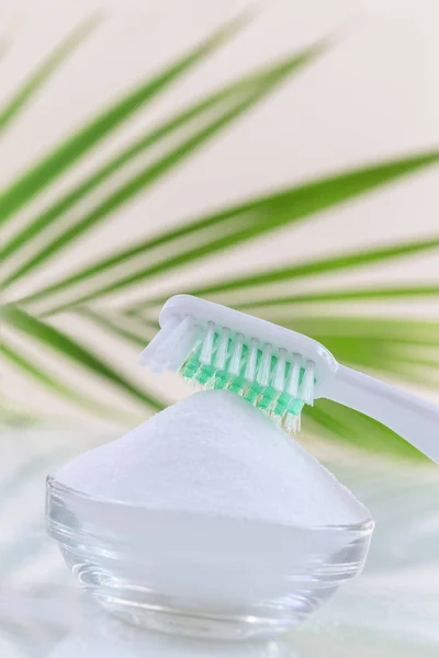 Κάτοψη του σόδα ψησίματος Κύπελλο με οδοντόβουρτσα σε λευκό — Φωτογραφία Αρχείου